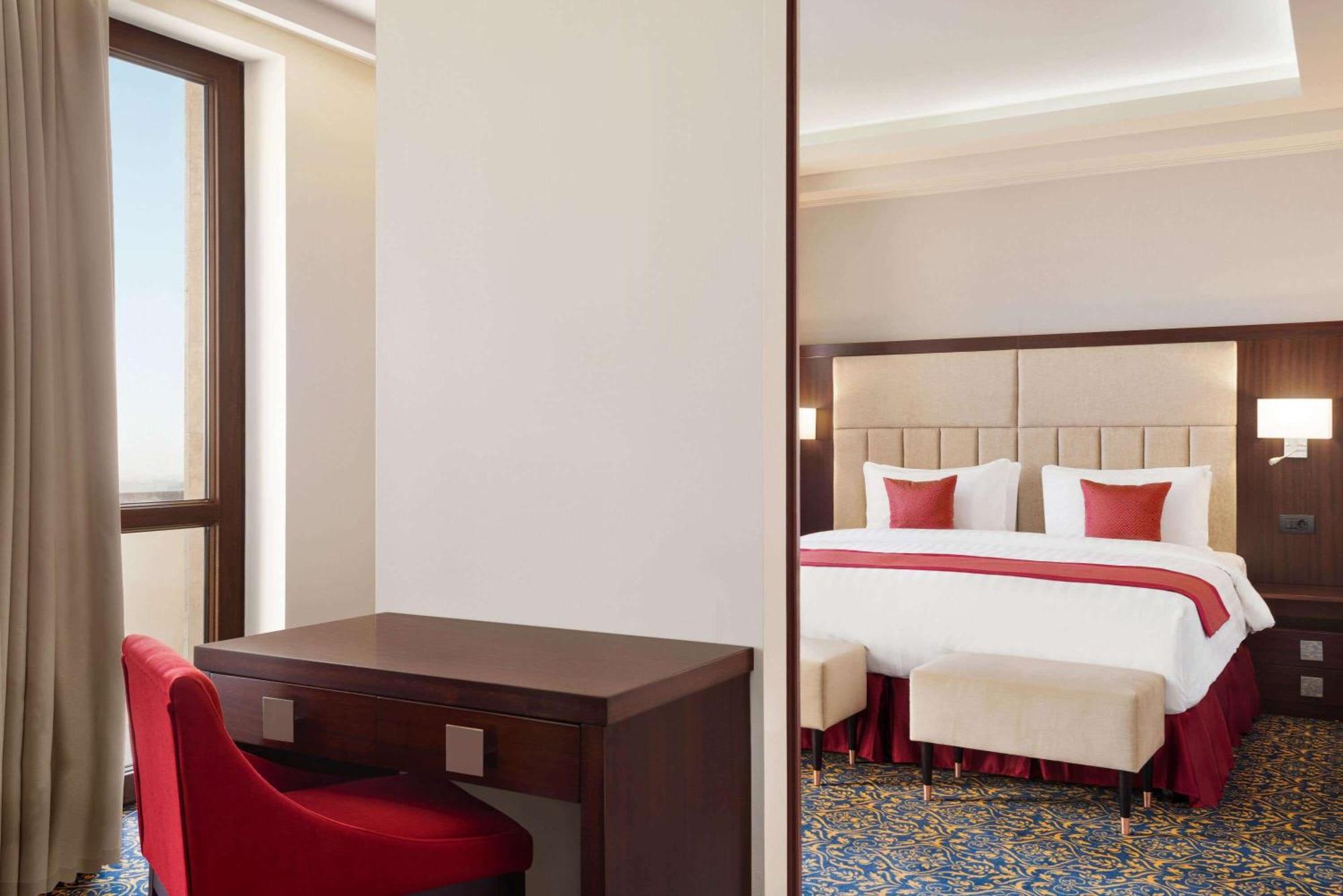 Ramada Hotel & Suites By Wyndham Jerevan Exteriér fotografie