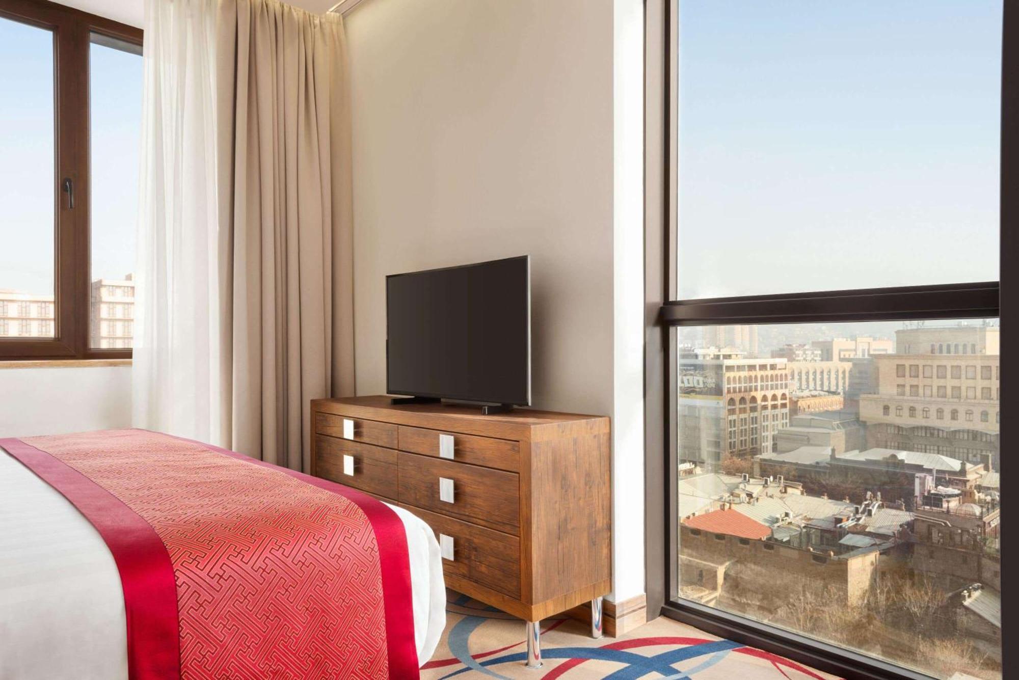 Ramada Hotel & Suites By Wyndham Jerevan Exteriér fotografie